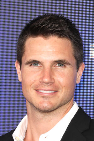 Robbie Amell Biography Fandango